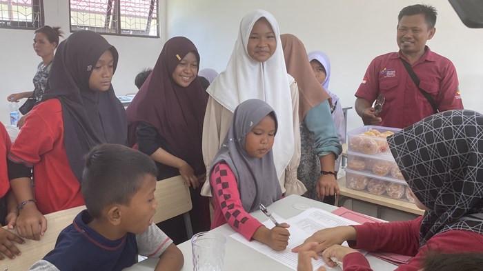 MURID SEKOLAH RAKYAT - Suasana makan bersama siswa Sekolah Rakyat Palangka Raya pada hari pertama MPLS, Senin (29/9/2025). Anak-anak menikmati menu dari vendor katering yang ditunjuk pihak sekolah, termasuk makan siang dan snack, dengan sebagian siswa tampak antre di ruang makan.