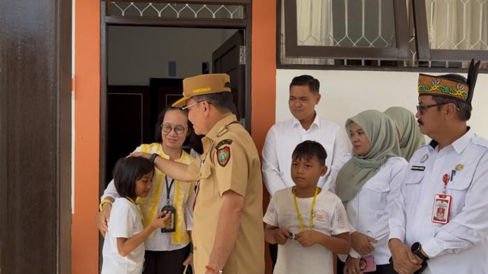 Tinjau Sekolah Rakyat Palangka Raya, Momen Haru Gubernur Agustiar Usap Kepala Murid Sambut Dirinya