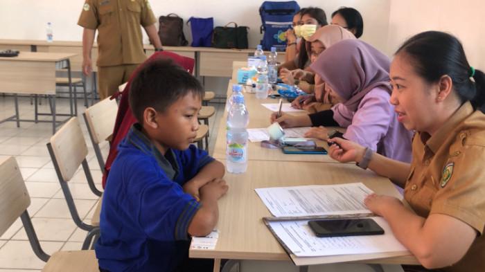 CEK KESEHATAN - Tenaga medis dari Puskesmas Marina Permai melakukan pemeriksaan kesehatan gratis kepada siswa Sekolah Rakyat Palangka Raya dalam rangkaian peresmian, Senin (22/9/2025).