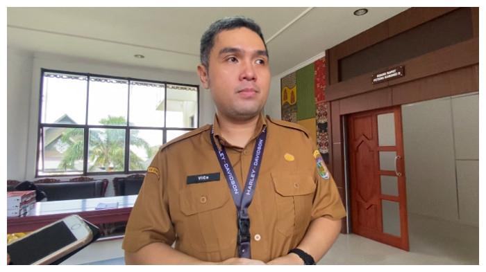 WAWANCARA - Sekretaris Dinas Pendidikan Kota Palangka Raya, Vico Ranan, menjelaskan program seragam gratis bagi siswa baru jalur afirmasi dan menegaskan komite sekolah bersifat sukarela di Kantor Wali Kota Palangka Raya, Selasa (11/11/2025).