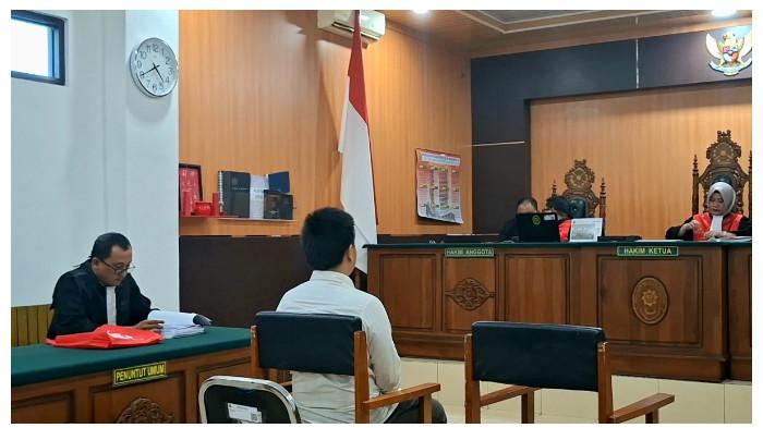 MENDENGARKAN - Terdakwa kematian Nurmaliza, Alvaro Jordan saat mendengarkan tuntutan dari JPU di ruang sidang PN Palangka Raya, Selasa (18/11/2025).