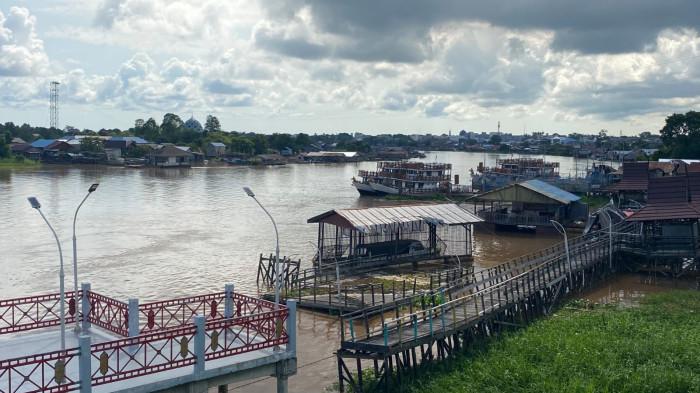ALIRAN SUNGAI - Kondisi permukaan air Sungai Kahayan di kawasan bantaran Palangka Raya, Senin (3/11/2025). BPBD menyebut debit air masih terpantau normal, namun warga diimbau tetap waspada terhadap potensi cuaca ekstrem hingga akhir pekan ini.