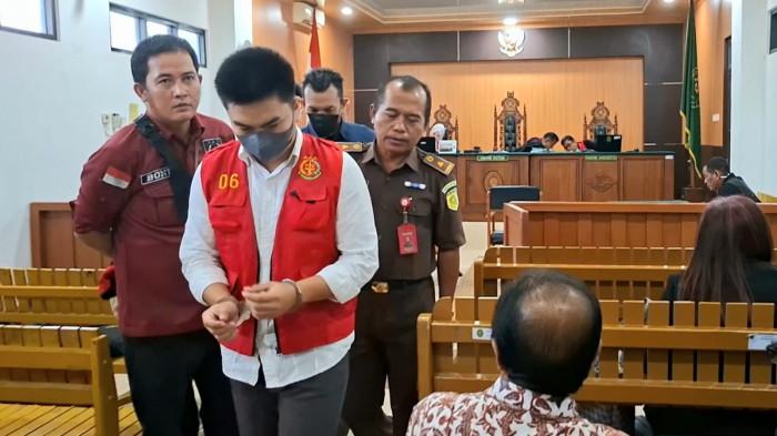 MENINGGALKAN RUANG SIDANG - Terdakwa Alvaro Jordan meninggalkan ruang sidang, setelah majelis hakim menunda pembacaan tuntutan, Rabu (5/10/2025).