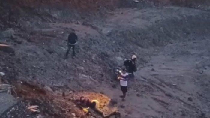 Tak Lihat Rambu Tanda Ada Longsor KM 171 Satui Tanahbumbu, Pengendara Motor Terperosok ke Lubang