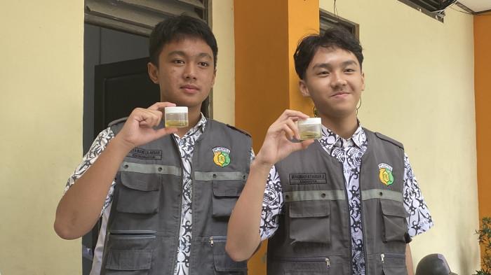 TES URINE - Dua siswa SMPN 2 Palangka Raya, Arya dan Fathan, yang tergabung dalam Satgas Kebersihan, memperlihatkan wadah sampel urine sebelum diserahkan kepada petugas BNN. Tes urin dilakukan sebagai bagian dari kegiatan deteksi dini penyalahgunaan narkoba di lingkungan sekolah, Rabu (12/11/2025).