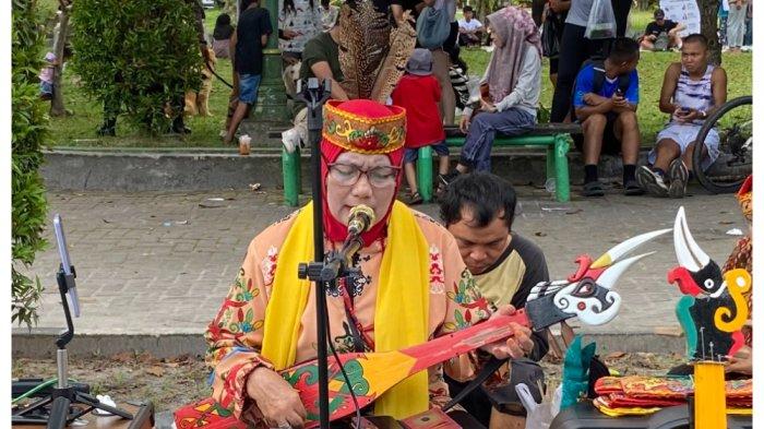 Lestarikan Seni Karungut Klasik, Titik Surya Hibur Warga saat Car Free Day Palangka Raya Kalteng - Titik-Surya-Seni-Karungut-8-Juni-2025.jpg