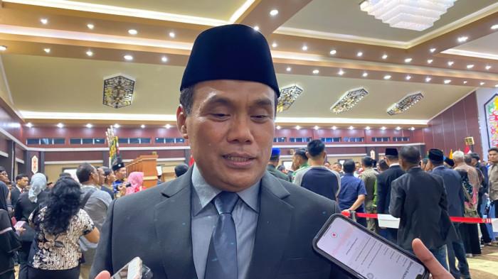 WAWANCARA - Wakil Wali Kota Palangka Raya, Achmad Zaini, saat diwawancarai usai menghadiri pelantikan Bupati dan Wakil Bupati Barito Utara di Aula Jayang Tingang, Jumat (10/10/2025) malam.