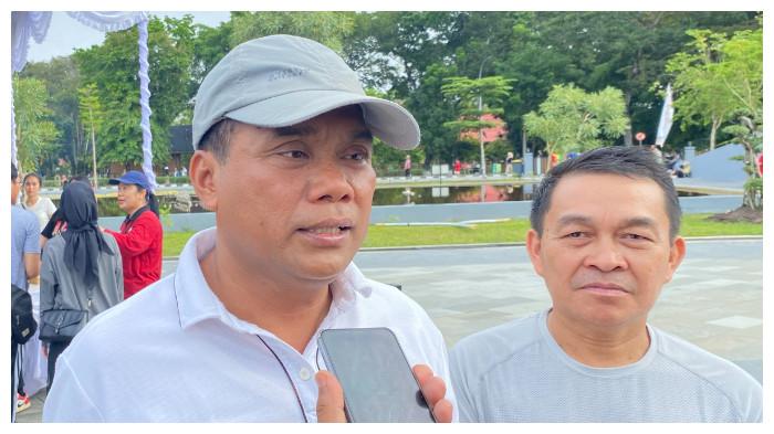 WAWANCARA - Wakil Wali Kota Palangka Raya Achmad Zaini bersama Plt Kepala Dinas Kesehatan Kota Palangka Raya Riduan saat menghadiri peringatan Hari Kesehatan Nasional (HKN) ke-61 di Bundaran Besar Palangka Raya, Minggu (16/11/2025). 