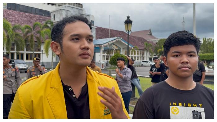 WAWANCARA -  Koordinator Lapangan, Jales Veva Jaya Mahe dalam Gerakan Pemuda Menggugat Prabowo Gibran (GARDA MBG) yang menggelar aksi demonstrasi di depan Kantor DPRD Kalimantan Tengah (Kalteng), Kamis (30/10/2025).