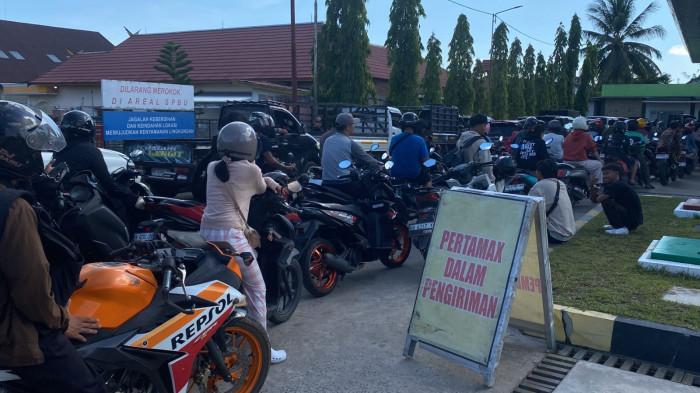 MENGANTRI - Warga mengantre BBM di SPBU Jalan Bukit Kaminting, Kota Palangka Raya, Kamis (7/5/2026). Antrean kendaraan bahkan memanjang hingga bahu jalan dan menyebabkan arus lalu lintas sekitar SPBU melambat pada pagi hari.