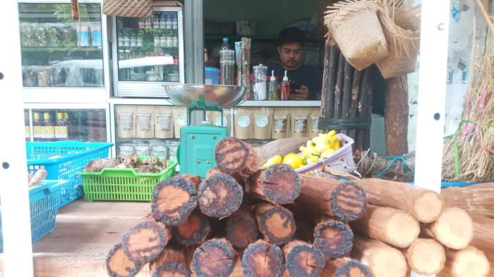 Pasar Kahayan Palangka Raya, Cek Harga Teh Celup Bajakah Khas Dayak dan Khasiatnya