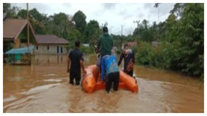 EVAKUASI BANJIR - Momen petugas BPBD mengevakuasi korban banjir di Barito Utara, Minggu (2/10/2025). Selama November 2025 terdapat 3 kabupaten di Kalteng yang mengalami bencana banjir.