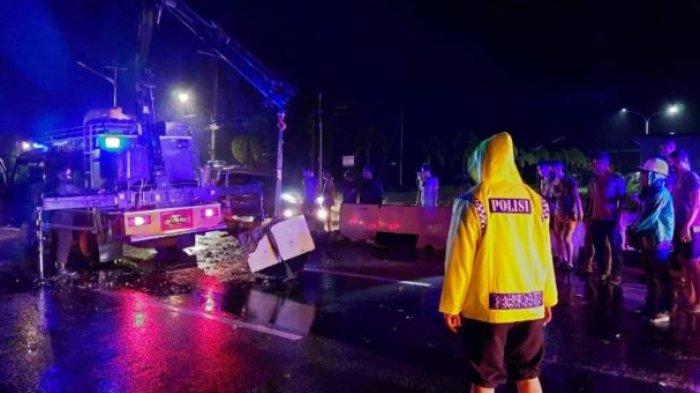 Kecelakaan Tunggal Mobil Tronton Hantam Road Barier Jalan Tjilik Riwut Depan Stadion Tuah Pahoe