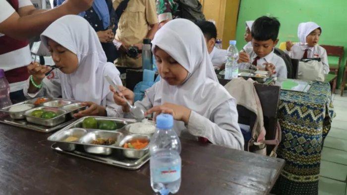 MAKAN BERGIZI GRATIS - Pemkab Kotim saat meninjau langsung program Makan Begizi Gratis di Kecamatan Mentawa Baru Ketapang, pada Senin (24/2/2025) kemarin.