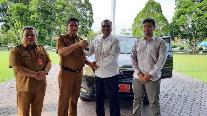 Jaga Sinergitas Antar Lembaga, Pemkab Kobar Serahkan Pinjam Pakai Mobil ke BINDA Korwil Kobar