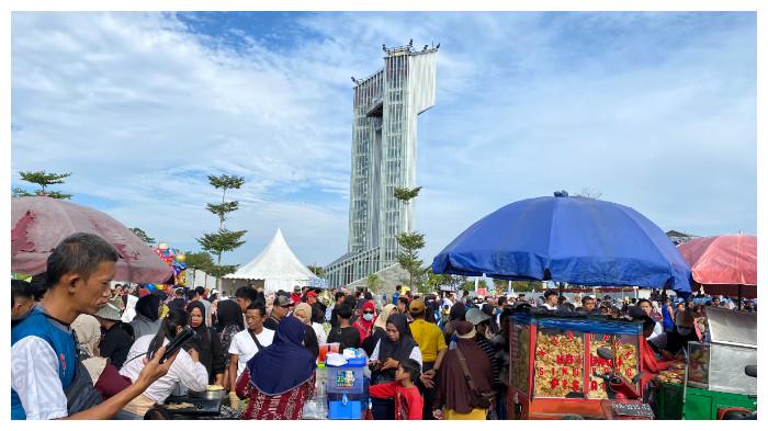 BUNDARAN BESAR RAMAI - Suasana kawasan Bundaran Besar Palangka Raya. Daftar tiga pilihan kuliner di Palangka Raya Kalimantan Tengah. tiga pilihan kuliner di Palangka Raya ini mudah ditemukan.