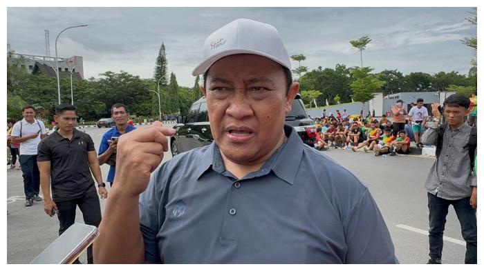 WAWANCARA - Wakil Gubernur Kalteng, Edy Pratowo saat diwawancarai, pada Minggu (16/11/2025). Wagub Edy menegaskan komitmen Pemprov Kalteng untuk memperkuat masyarakat hukum adat melalui sejumlah langkah strategis yang saat ini tengah dijalankan.