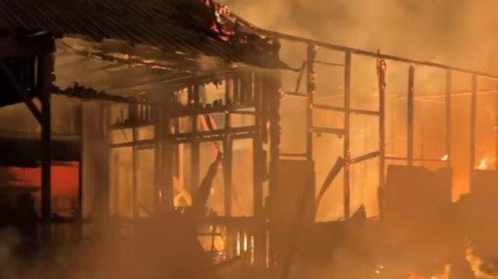 Api Diduga Muncul Dari Barak Kosong, 1 Rumah dan 4 Kamar di Cemara Labat 2 Palangkaraya Hangus