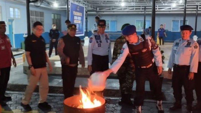 Kamar Tahanan Penghuni Lapas Kelas IIA Palangkaraya Dirazia, 5 Handphone Disita Lalu Dibakar