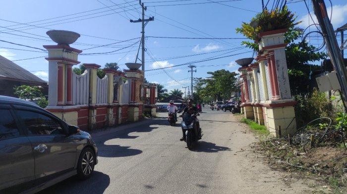 Gapura Miring di Jalan Wengga Metropolitan Sampit, Camat Baamang Sebut Segera Diperbaiki
