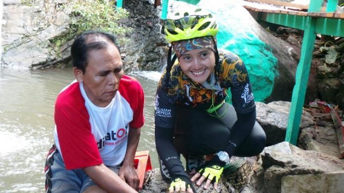 Goweser Bermain-main dengan Buaya