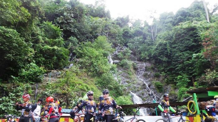 Goweser Berpose Sejenak di Air Terjun Gunung Rambutan