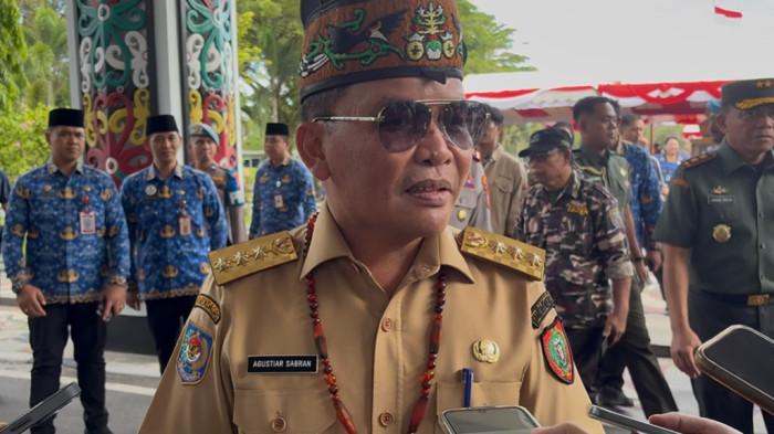 WAWANCARA - Gubernur Kalimantan Tengah, Agustiar Sabran saat diwawancarai awak media di Kantor Gubernur Kalteng, Palangka Raya, Selasa (28/10/2025).