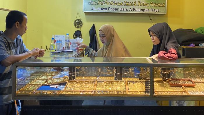 EMAS PERHIASAN - Aktivitas jual beli emas perhiasan di salah satu toko emas di kawasan Pasar Baru Palangka Raya, Senin (24/11/2025). Harga emas di tingkat pedagang tercatat masih stabil dan belum mengalami perubahan sejak akhir pekan lalu.