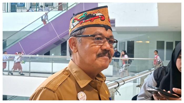 WAWANCARA - Asisten Ekbang Setda Kalteng, Herson B Aden saat diwawancara awak media, Senin (17/11/2025).