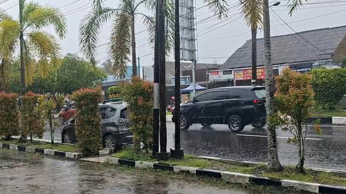 HUJAN - Ilustrasi hujan mengguyur di Jalan Yos Sudarso, Kota Palangka Raya, Kalteng, Selasa (11/11/2025).