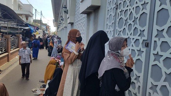 Wisata Religi Guru Sekumpul Martapura Dipadati Pengunjung, Makam Ditutup Peziarah di Luar Pagar