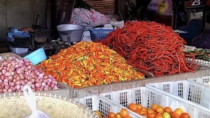 CABAI - Berbagai cabai yang dijual di salah satu lapak Pasar Besar Palangka Raya, beberapa waktu lalu. Harga cabai merah keriting terpantau naik menjadi Rp50.000 per kilogram pada pekan ini.