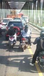 Lalulintas Kendaraan Macet Panjang Hampir 1 Jam, Truk Alat Berat Terjebak di Jembatan Bajarum Kotim