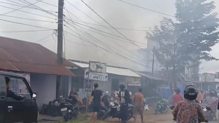 Rumah Jalan Haji Imran Sampit Kotim Terbakar, Diduga Selang Gas Bocor dan Keluarkan Api Membesar