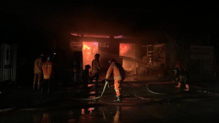 4 Jam Terbakar, Kerugian Materil Toko Bahan Bangunan Sampit Diperkirakan Capai Miliaran Rupiah