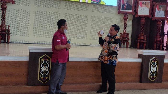 Pendamping PKH di Kotim Bantu KPM Bangkit dari Kemiskinan dengan Mengolah Kelapa Menjadi Minyak