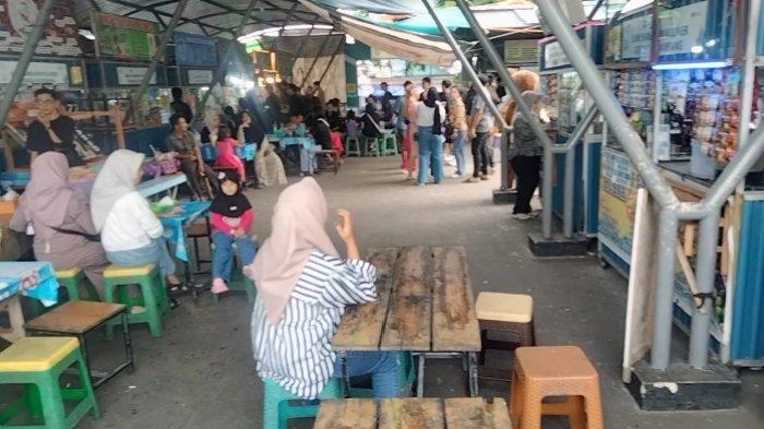 Sekitar Jembatan Kahayan. Ramai pengunjung di Pelabuhan Rambang. Pilihan wisata di Palangka Raya Kalteng, lengkap latar pemandangan Jembatan Kahayan. Di lokasi Pelabuhan Rambang jadi pilihan.