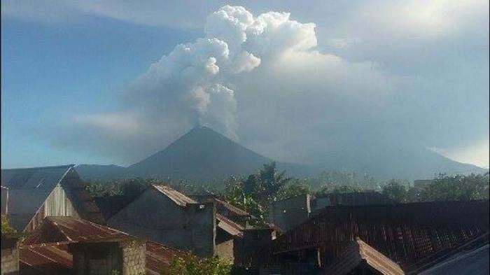 Gunung Soputan Meletus, Bandara Samrat Ditutup Pukul 19.30 Wita Malam