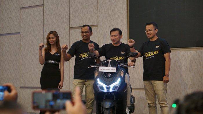 Yamaha STSJ Serahkan Tiga Unit Lexi LX 155 kepada Konsumen Pertama di Jawa Timur