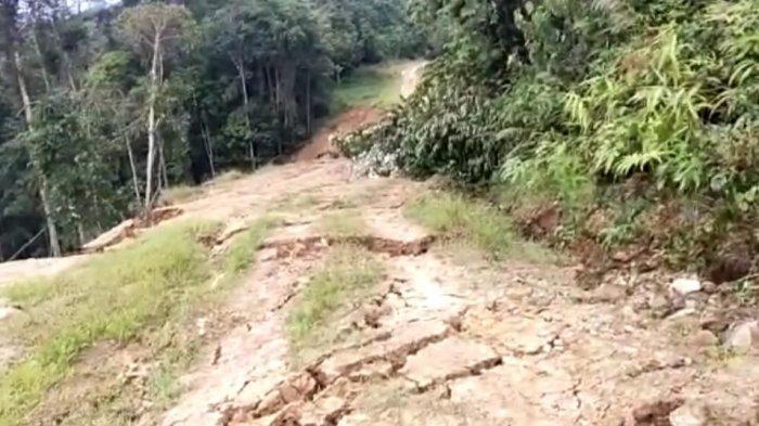 Sepanjang 200 Meter Ruas Jalan Terputus Tertutup Tanah Longsor di Krayan Nunukan Akibat Hujan Deras