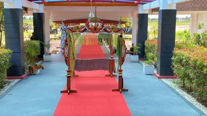 Breaking News, Sambut Menteri Hukum RI Lawang Sakepeng Terpasang di Area VIP Bandara Tjilik Riwut