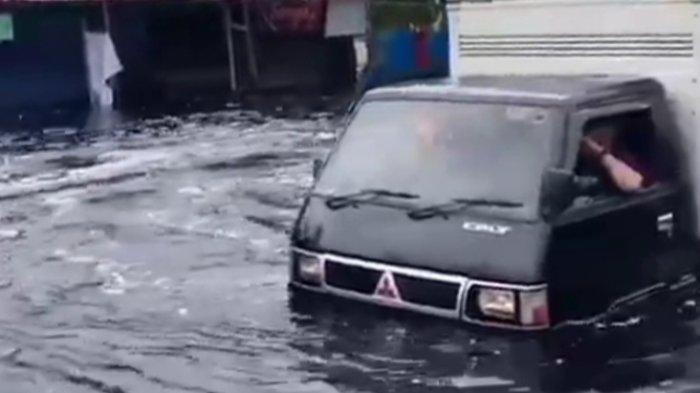 Ketinggian Air Lebih dari 39 Centimeter, Pengendara Diminta Waspada Lewat Banjir Desa Tumbang Nusa