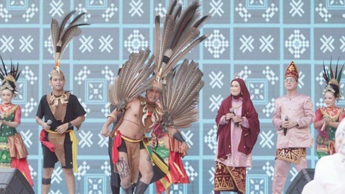 PLN UIP3B Kalimantan Pamerkan Budaya Kalsel di Opening Ceremony BUMN Fest 2023