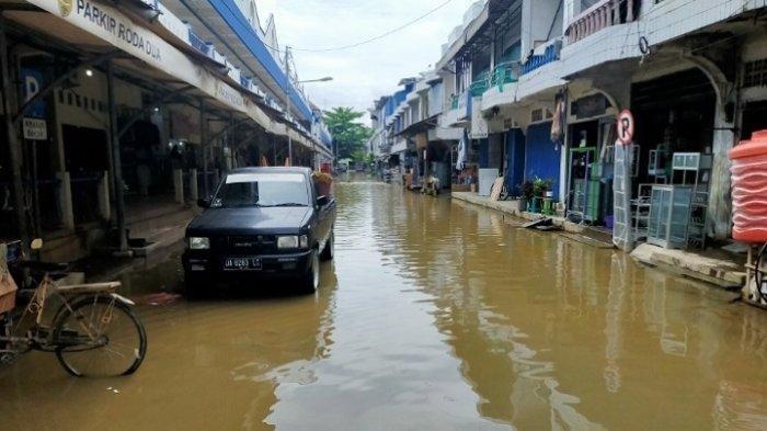 Banjir Mulai Surut, Akses Pasar 2 dan Keramat Barabai Belum Aman Dilewati Kendaraan