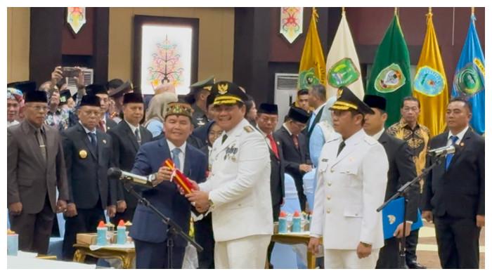 SEMAT TANDA PANGKAT - Gubernur Kalimantan Tengah, Agustiar Sabran, menyematkan tanda pangkat kepada Bupati Barito Utara, Shalahuddin, didampingi Wakil Bupati Felix Sonadie Y Tingan, pada acara pelantikan di Aula Jayang Tingang Lantai II, Palangka Raya, Jumat (10/10/2025).