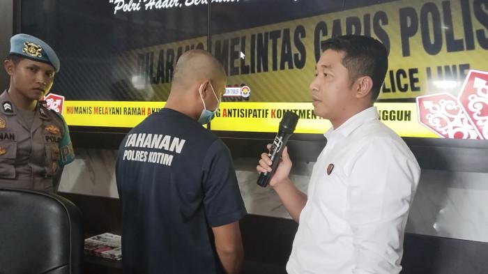 PREAS REALISE - Kasat Reskrim Polres Kotim, AKP Iyudi Hartanto saat berbicara dengan pelaku pembunuhan wanita di Desa merah Kelurahan Tualan Hulu, Senin (6/10/2025).