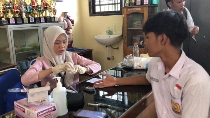 PEMERIKSAAN - Siswa SMPN 2 Palangka Raya tengah menjalani pemeriksaan kesehatan di ruang UKS, mulai dari tensi, gula darah, hingga pemeriksaan mata, dalam Gebyar Cek Kesehatan Gratis Anak Sekolah, Senin (13/10/2025).