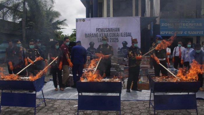 Bea Cukai Sampit  Musnahkan 720.456 Batang Rokok Ilegal dan 175,22 Liter Miras, Ini Total Kerugian