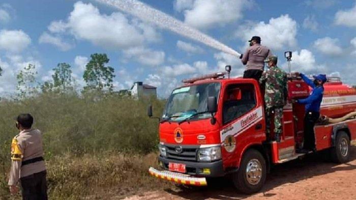 Petugas Gabungan Semprot Lahan Kering Rawan Terbakar di Trans Kalimantan Arah Sampit-Pangkalanbun
