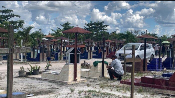 Peringati Jumat Agung, Peziarah Bersihkan Makam dan Berdoa di TPU Bukit Tambak Raja Palangkaraya